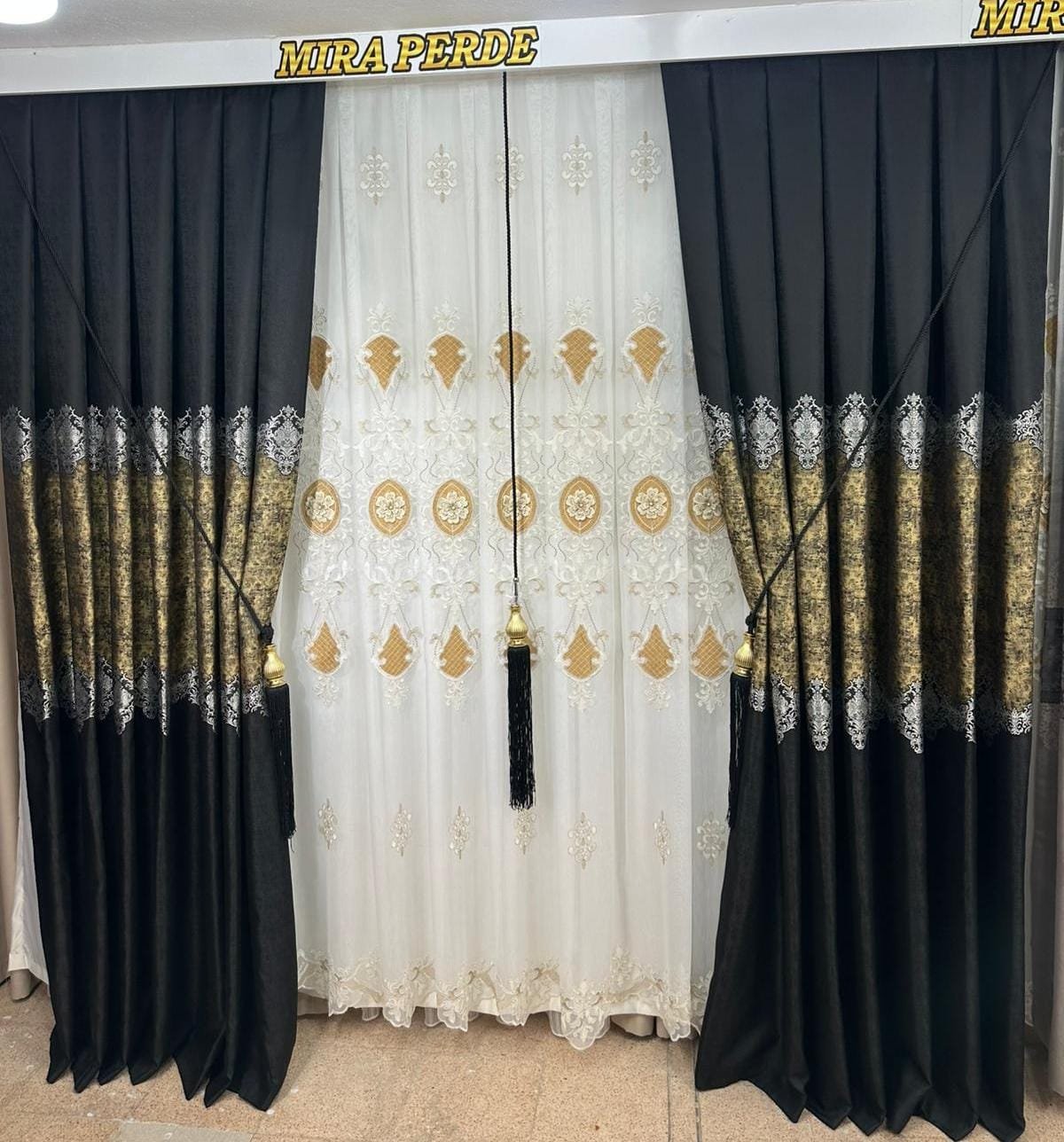 ستائر ورد نافر